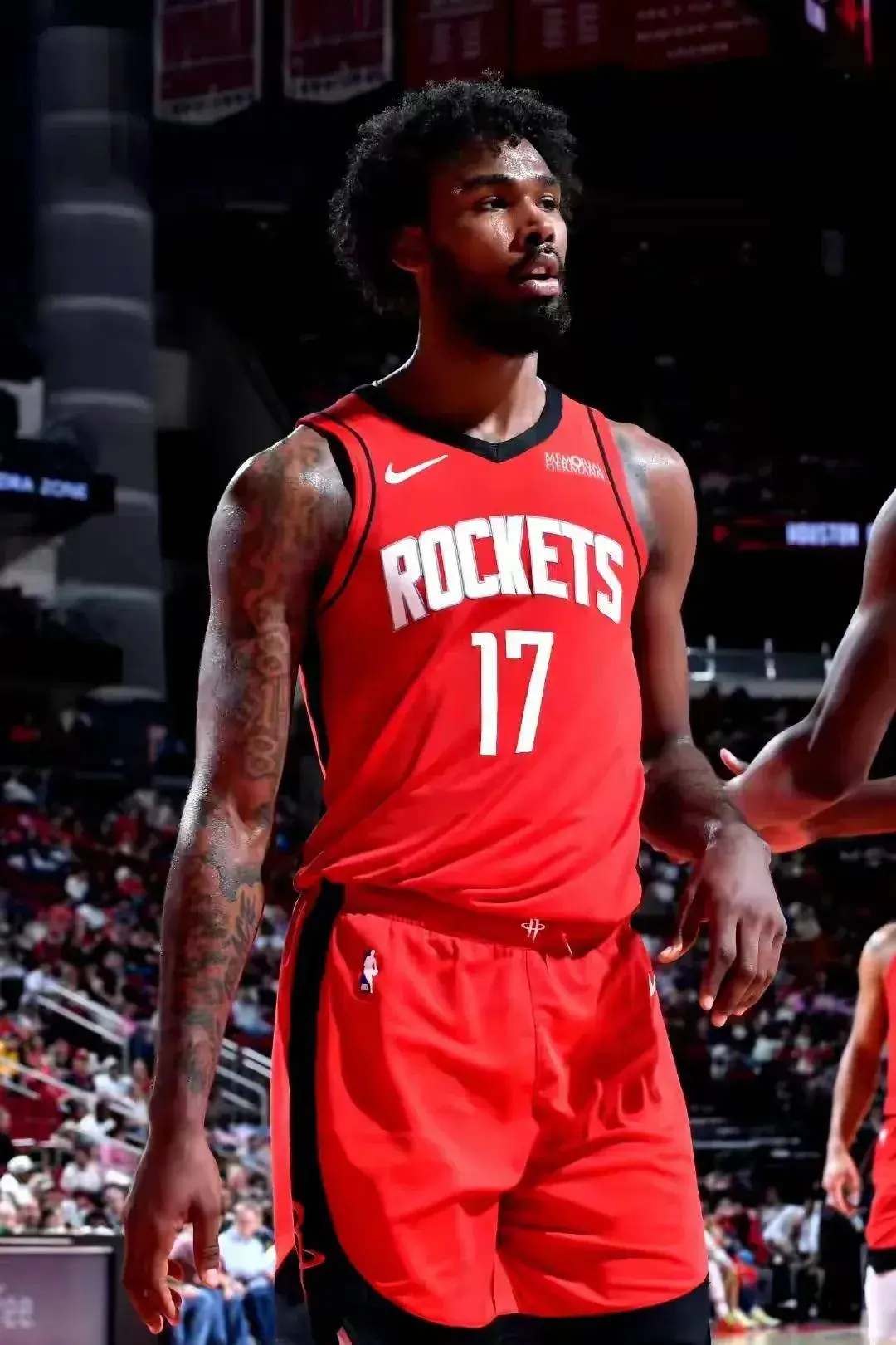 高悬的续约, 薪资结构挤 高悬的续约, 薪资结构挤